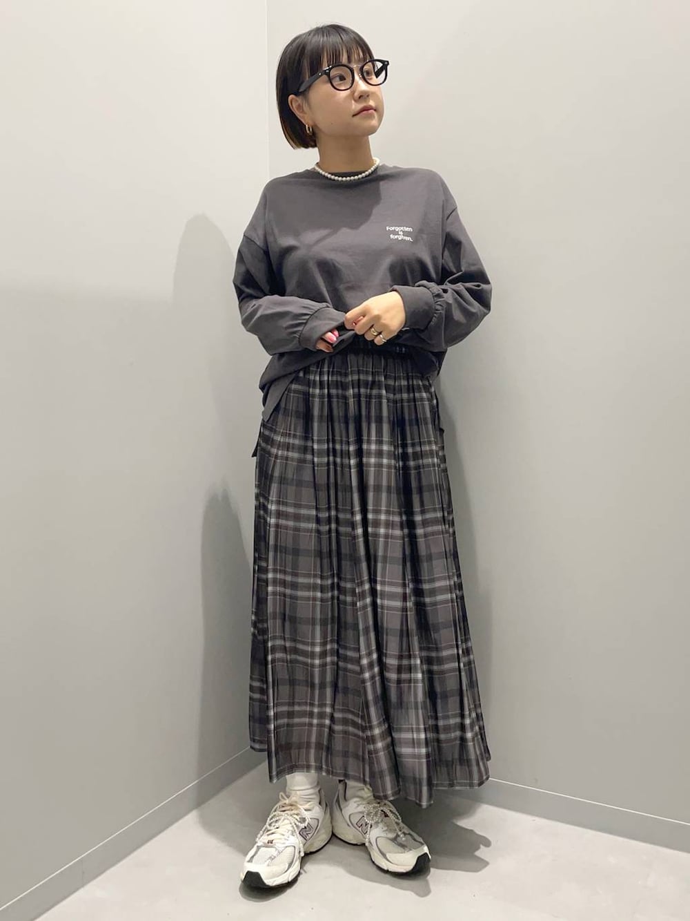 「カジュアル、ベーシック/シンプル、オーバーサイズ、秋コーデ、ママコーデ、チェック、スカート」｜「GLOBAL WORK Smile Seed StoreのコットンプリントT長袖/118569（Tシャツ/カットソー、グレー系）」を使った、kinacoさん（レディース・158cm）の秋コーディネートの4枚目の写真