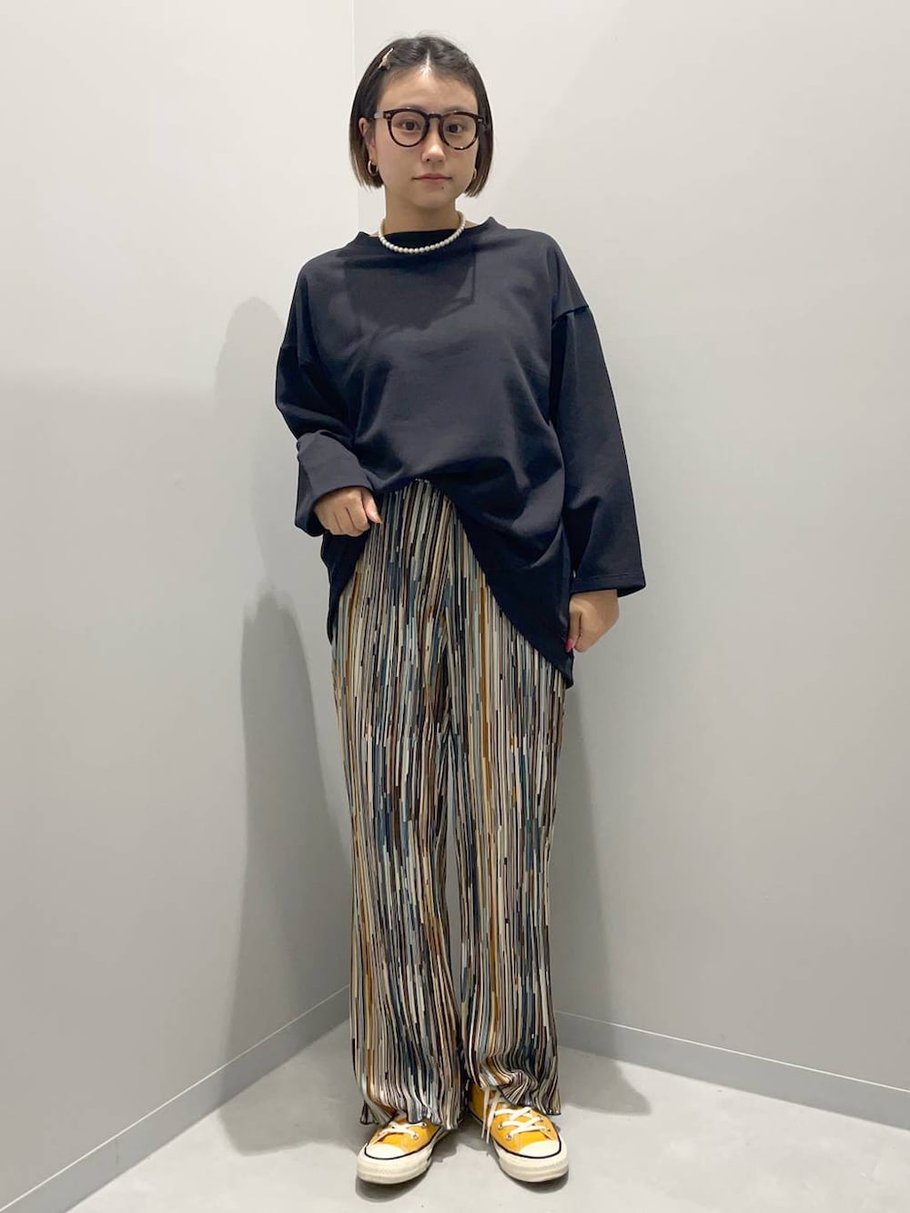 ブラック系のTシャツ/カットソー、グリーン系のその他パンツを着用したレディースの秋コーディネートの2枚目の写真