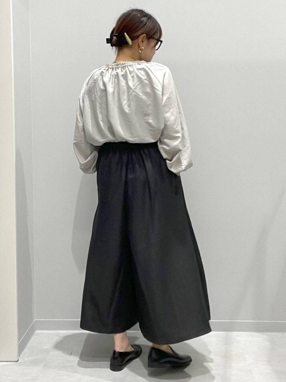 ブラック系のその他パンツ、グレー系のシャツ/ブラウスを着用したレディースの春コーディネートの3枚目の写真