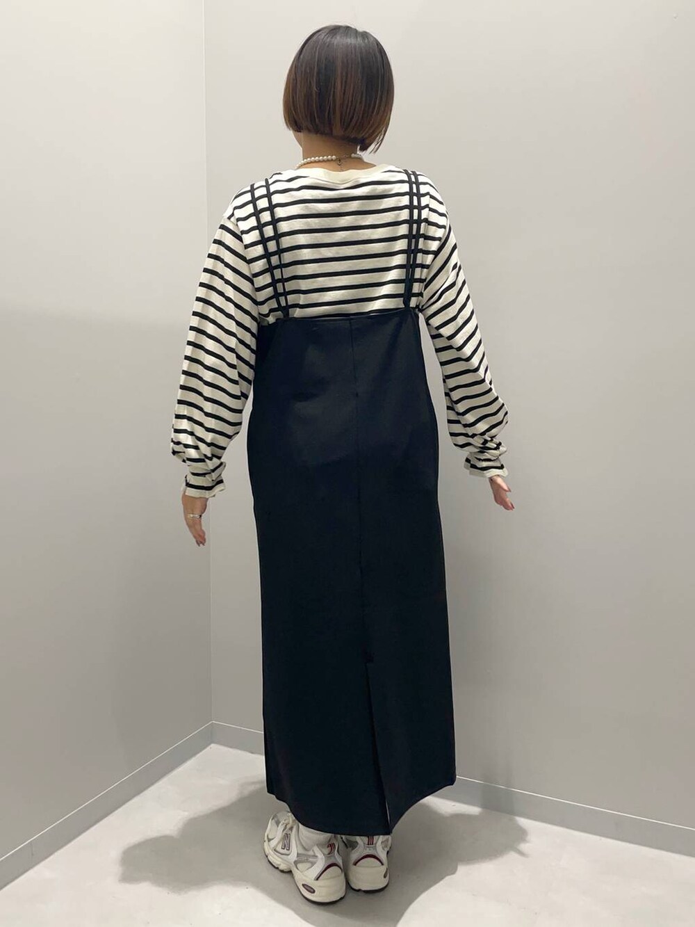 グレー系のTシャツ/カットソー、ブラック系のシャツワンピースを着用したレディースの秋コーディネートの4枚目の写真