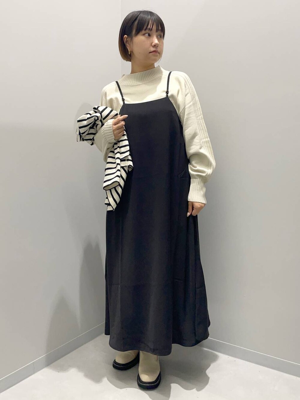 「カジュアル、ベーシック/シンプル、オーバーサイズ、ママコーデ、秋コーデ、骨格ストレート、ニット、ボーダー、キャミワンピース、ブーツ」|「GLOBAL WORK Smile Seed StoreのAラインキャミワンピース/116016(シャツワンピース、ブラック系)」を使った、kinacoさん(レディース・158cm)の秋コーディネートの4枚目の写真