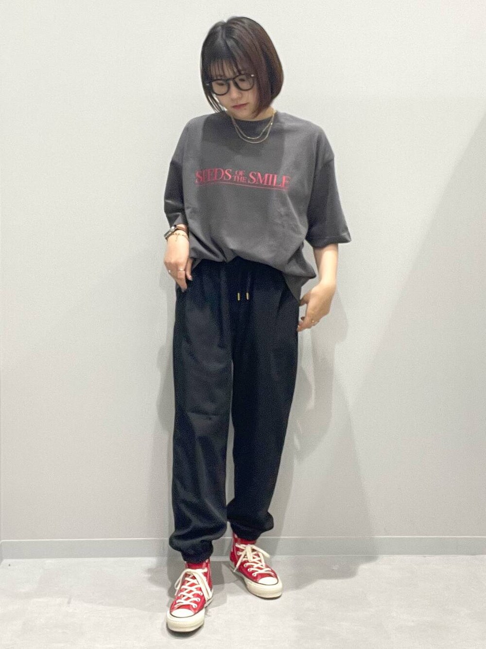 グレー系のTシャツ/カットソー、ブラック系のその他パンツ、ホワイト系のネックレスを着用したレディースの春コーディネートの2枚目の写真