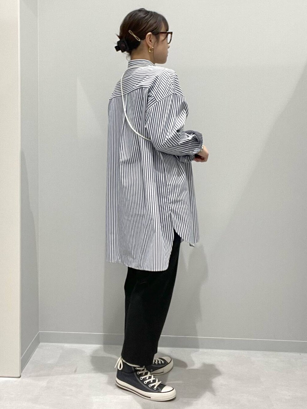 ブラック系のその他パンツ、ブルー系のシャツ/ブラウスを着用したレディースの春コーディネートの2枚目の写真