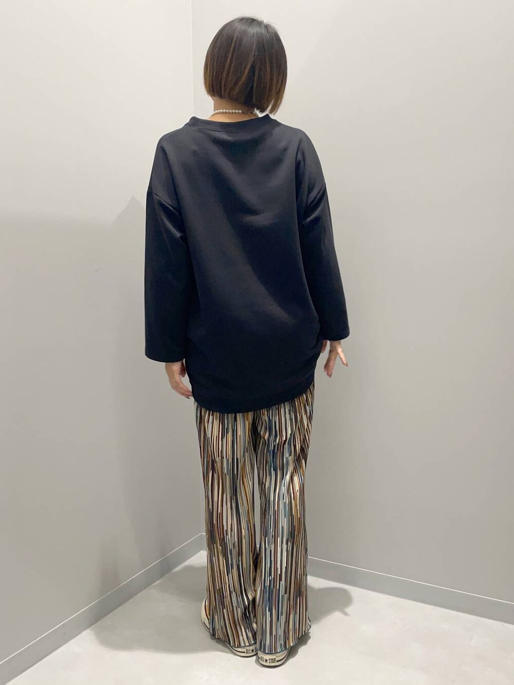 ブラック系のTシャツ/カットソー、グリーン系のその他パンツを着用したレディースの秋コーディネートの4枚目の写真