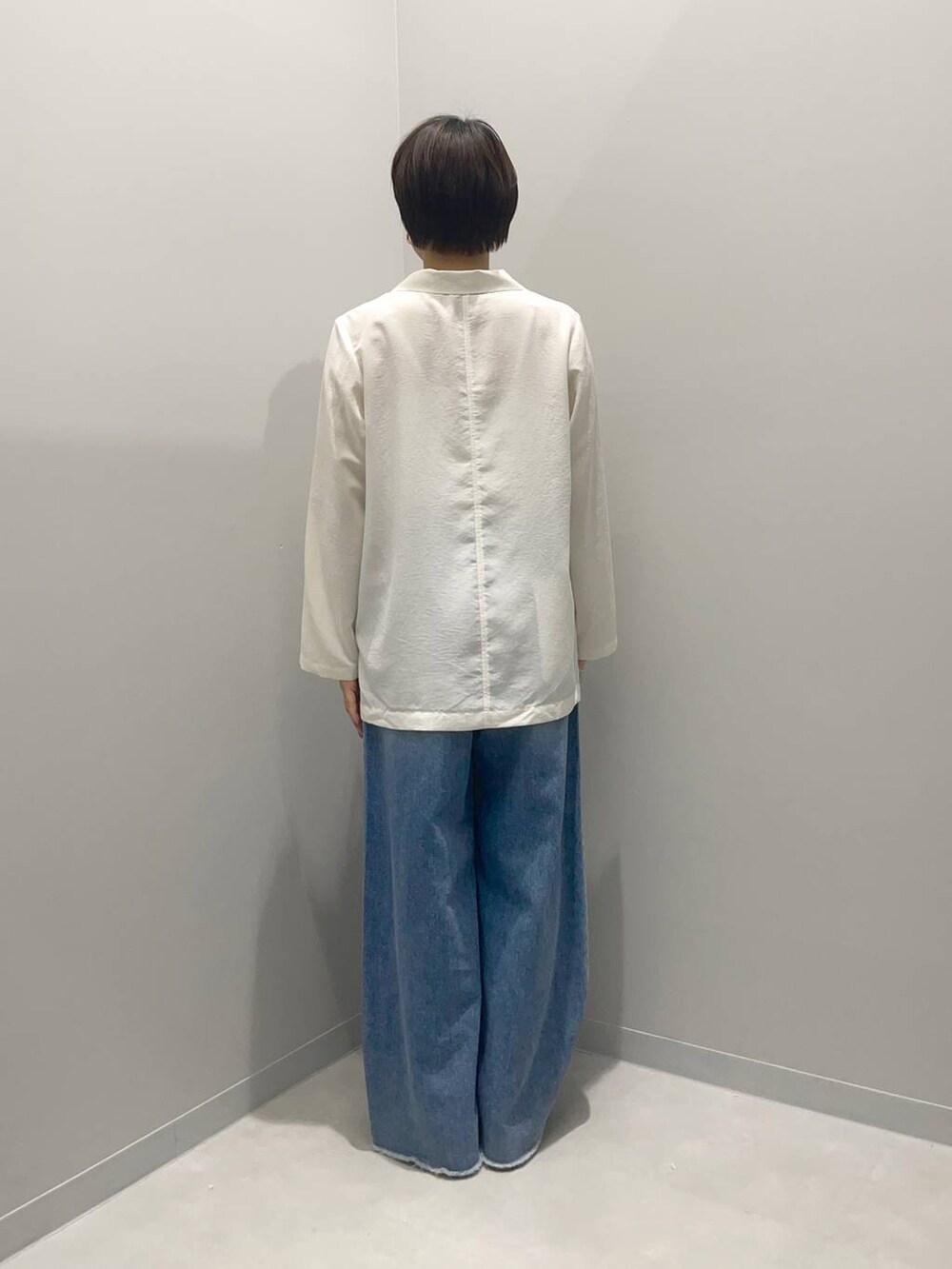 ブルー系のデニムパンツを着用したレディースの春コーディネートの3枚目の写真