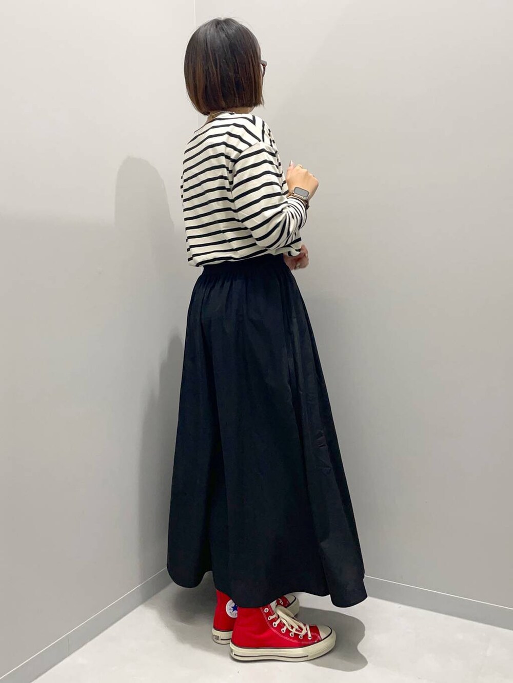 ブラック系のスカート、グレー系のTシャツ/カットソーを着用したレディースの夏コーディネートの3枚目の写真