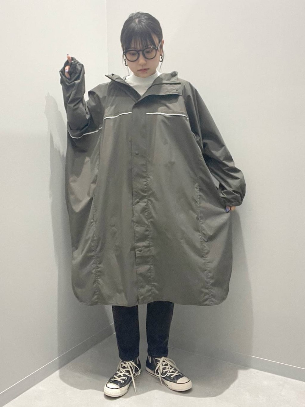 グリーン系のブルゾン、ブラック系のデニムパンツ、ホワイト系のTシャツ/カットソーを着用したレディースの夏コーディネートの2枚目の写真