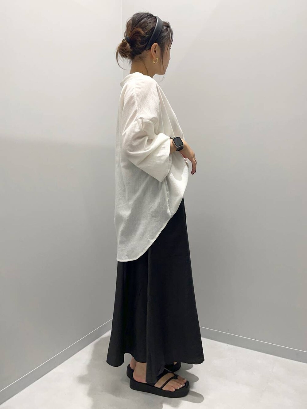 ホワイト系のシャツ/ブラウス、ブラック系のその他パンツを着用したレディースの夏コーディネートの2枚目の写真