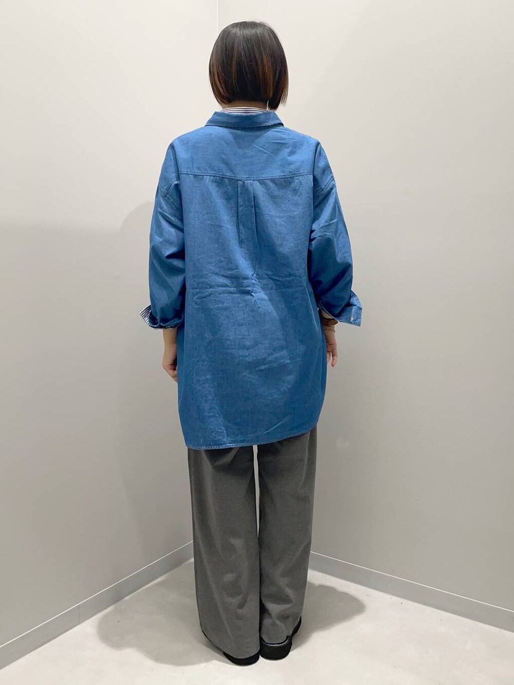 グレー系のその他パンツ、ブルー系のシャツ/ブラウス、ブルー系のシャツ/ブラウスを着用したレディースの秋コーディネートの4枚目の写真