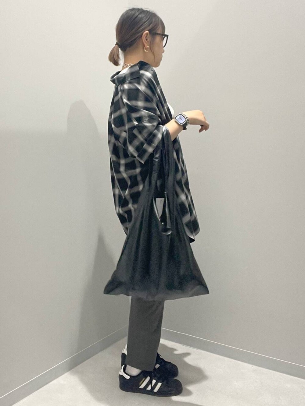 グリーン系のその他パンツ、グレー系のシャツ/ブラウス、シルバー系のネックレスを着用したレディースの夏コーディネートの2枚目の写真