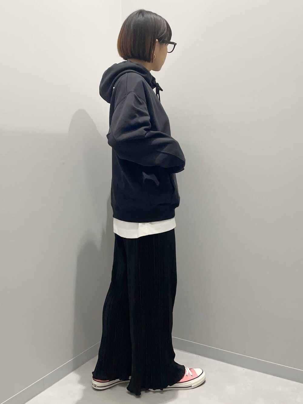 ホワイト系のTシャツ/カットソー、ブラック系のパーカー、ブラック系のその他パンツを着用したレディースの秋コーディネートの3枚目の写真