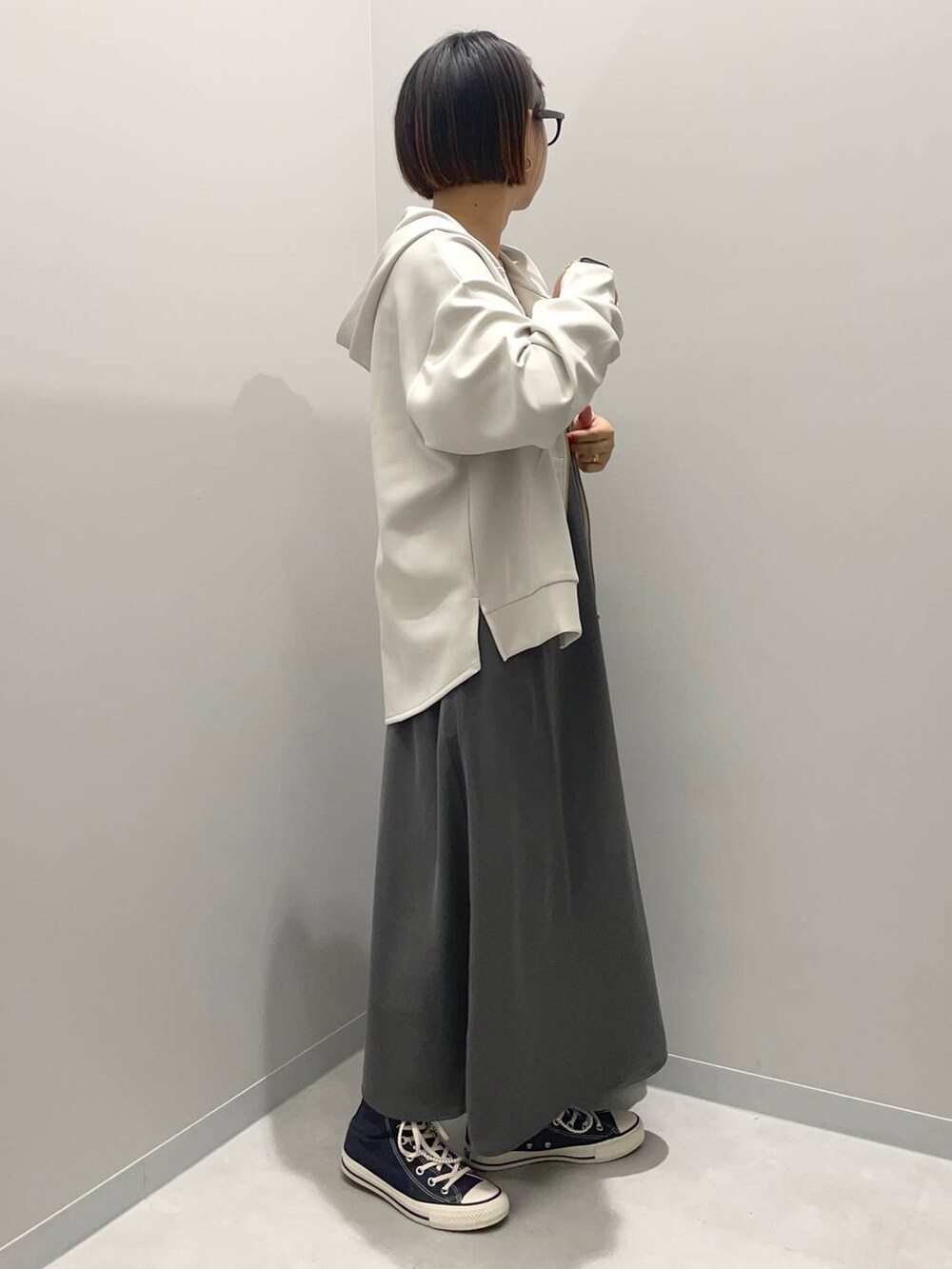 ホワイト系のタンクトップ、グレー系のシャツワンピース、ホワイト系のカーディガン/ボレロを着用したレディースの秋コーディネートの4枚目の写真