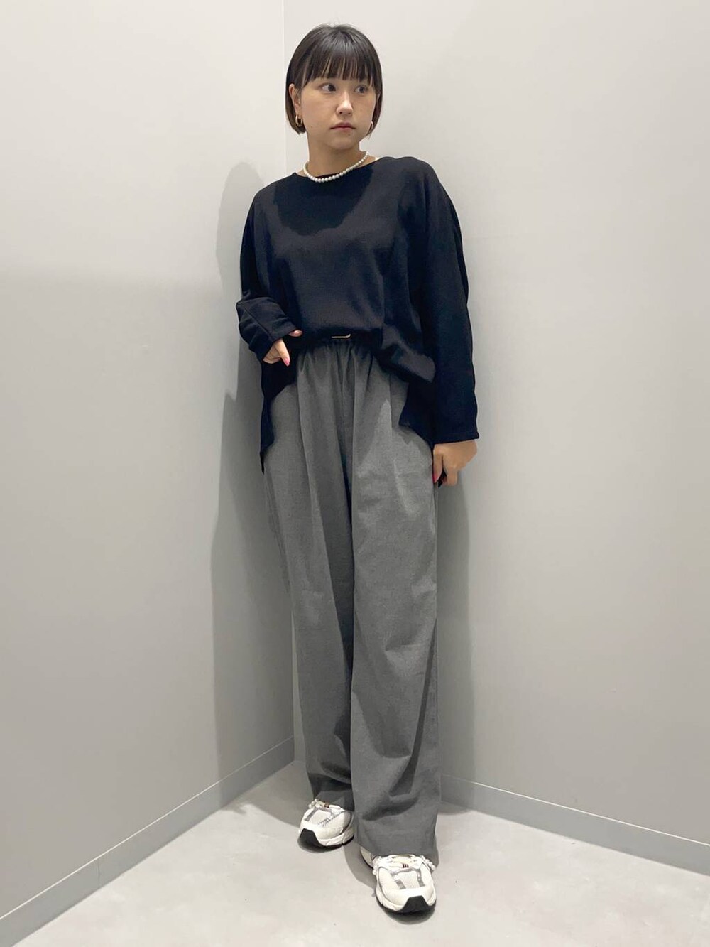 グレー系のその他パンツ、ブラック系のTシャツ/カットソーを着用したレディースの秋コーディネートの2枚目の写真