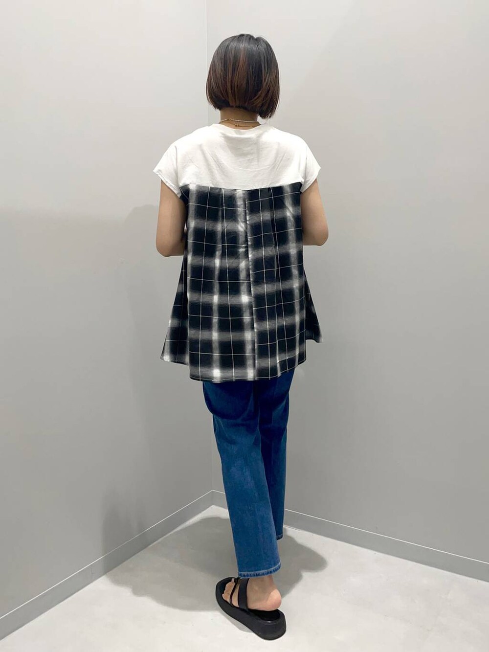 ホワイト系のTシャツ/カットソー、ブルー系のデニムパンツを着用したレディースの夏コーディネートの3枚目の写真