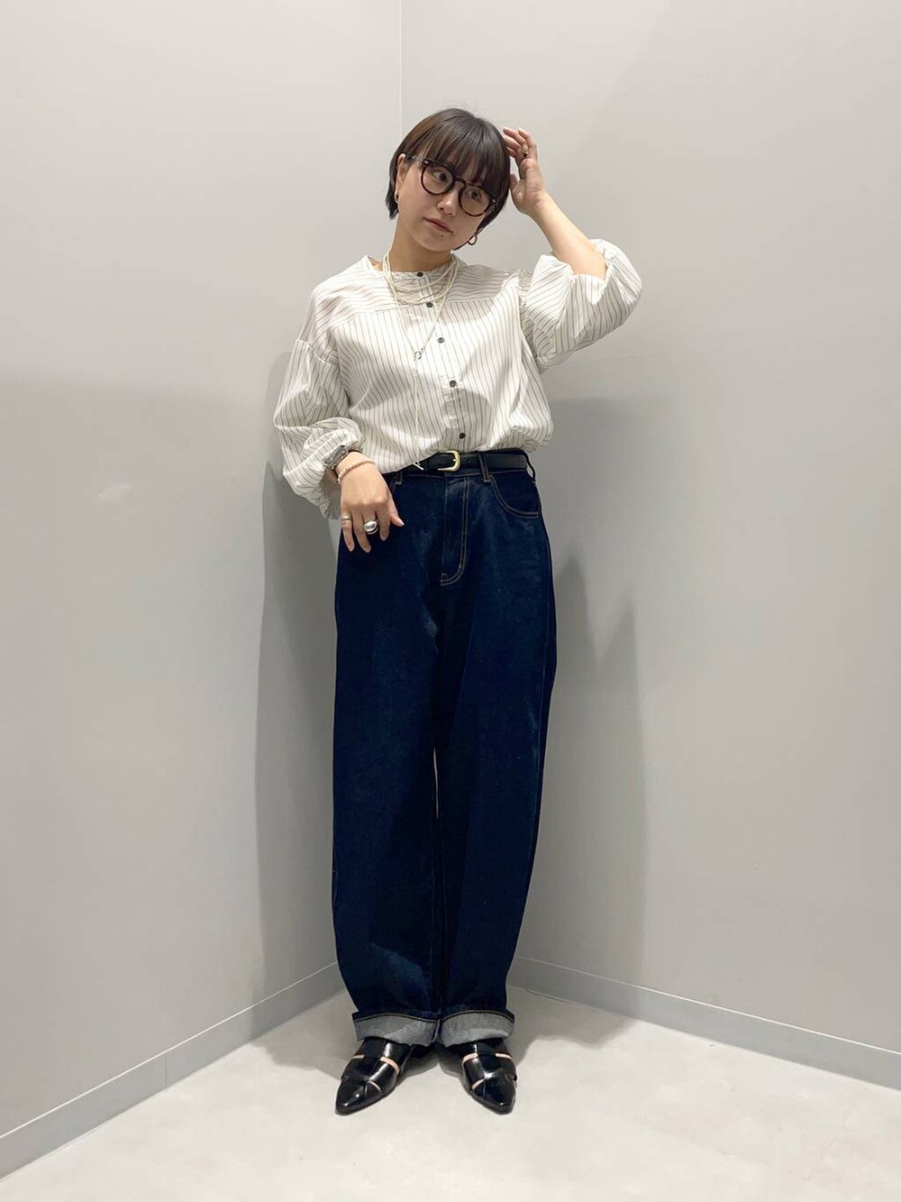 ブルー系のデニムパンツ、ホワイト系のシャツ/ブラウスを着用したレディースの春コーディネートの2枚目の写真