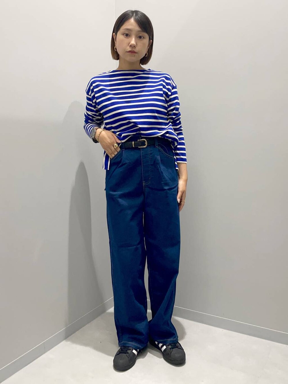 ブルー系のデニムパンツ、ブルー系のTシャツ/カットソーを着用したレディースの秋コーディネートの2枚目の写真