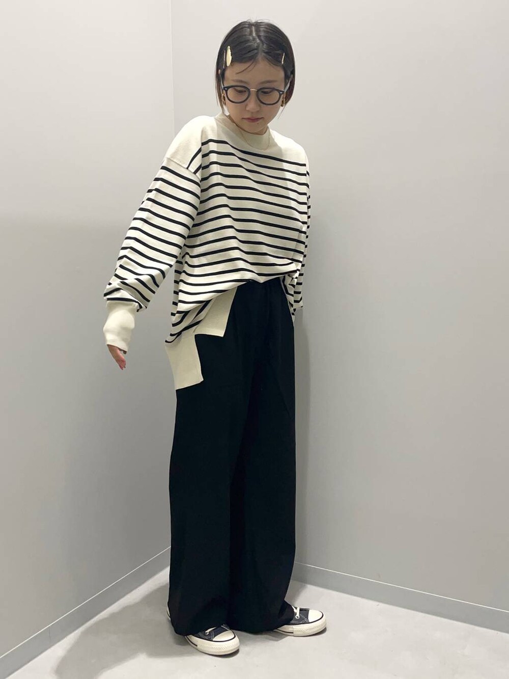 ブラック系のその他パンツ、ホワイト系のニット/セーターを着用したレディースの秋コーディネートの2枚目の写真