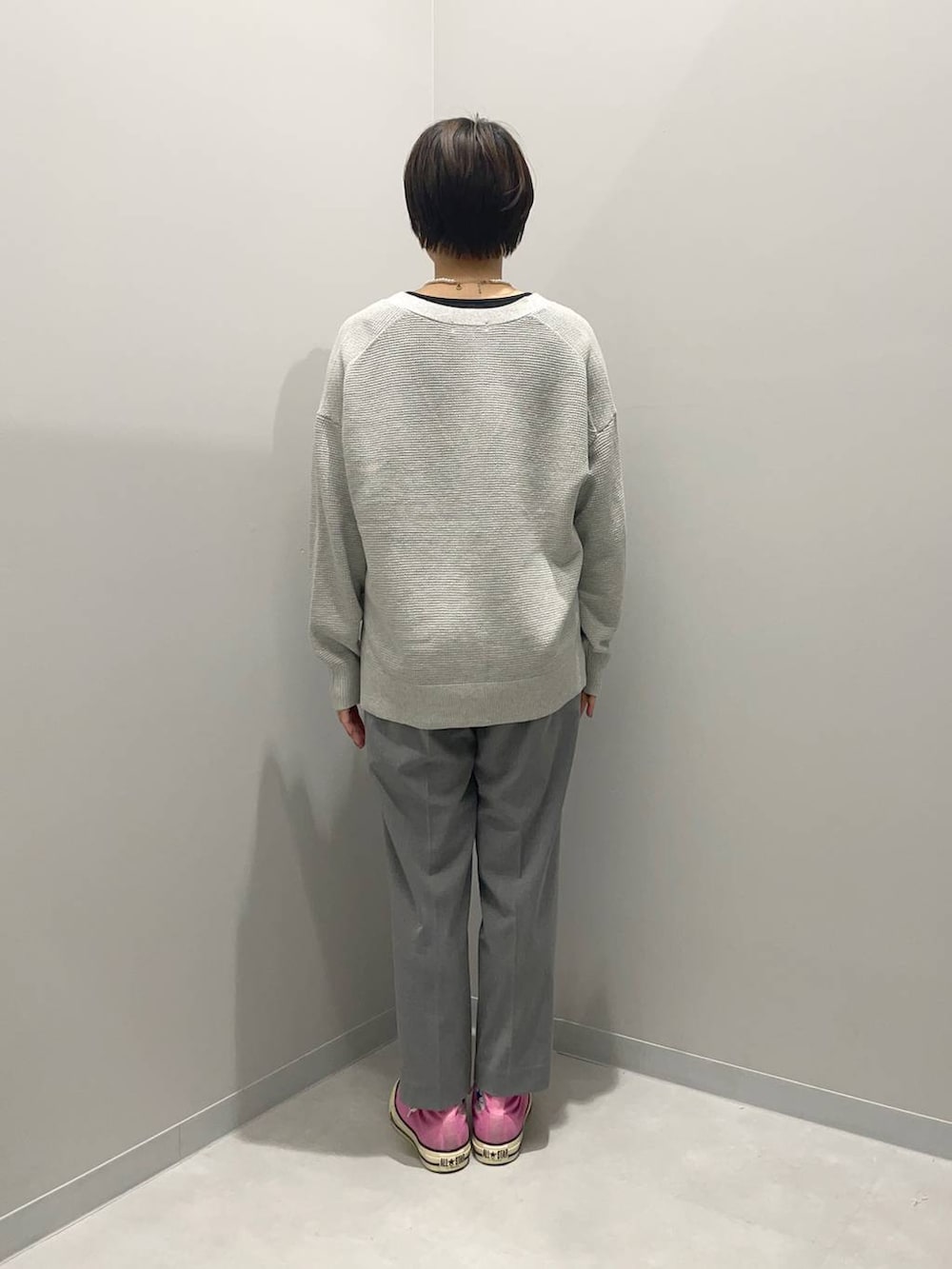 グレー系のその他パンツ、グレー系のカーディガン/ボレロを着用したレディースの春コーディネートの5枚目の写真