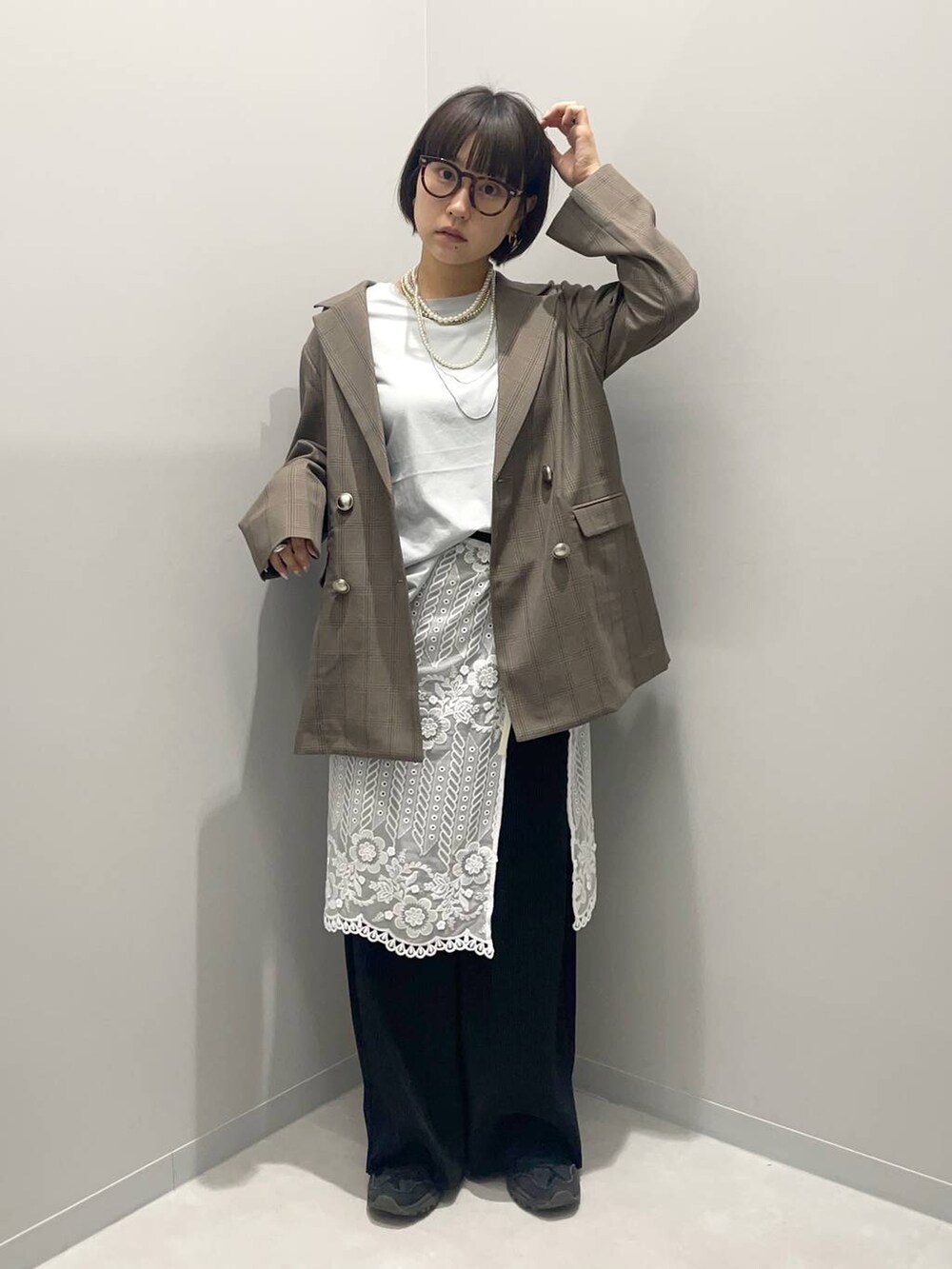 グリーン系のTシャツ/カットソー、ブラック系のその他パンツ、その他のストール/ショールを着用したレディースの夏コーディネートの2枚目の写真