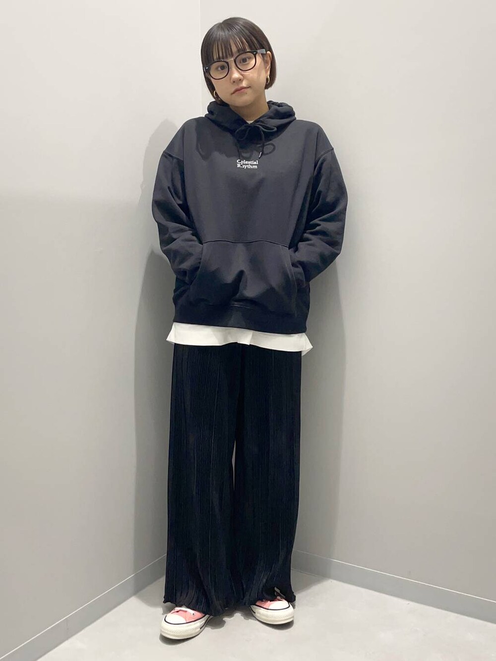 ホワイト系のTシャツ/カットソー、ブラック系のパーカー、ブラック系のその他パンツを着用したレディースの秋コーディネートの2枚目の写真