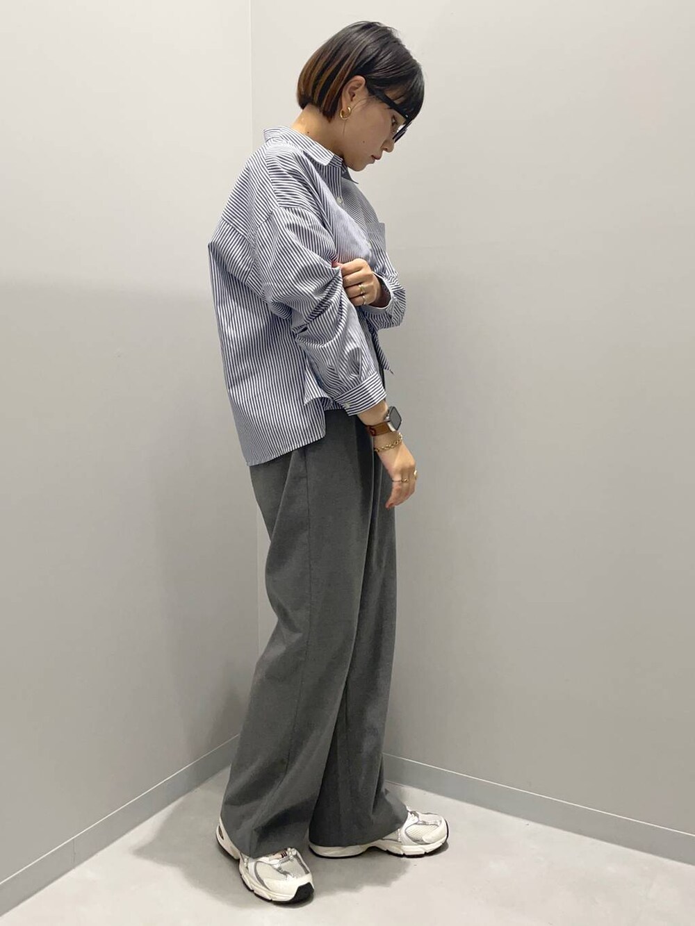 グレー系のその他パンツ、ブルー系のシャツ/ブラウスを着用したレディースの秋コーディネートの3枚目の写真