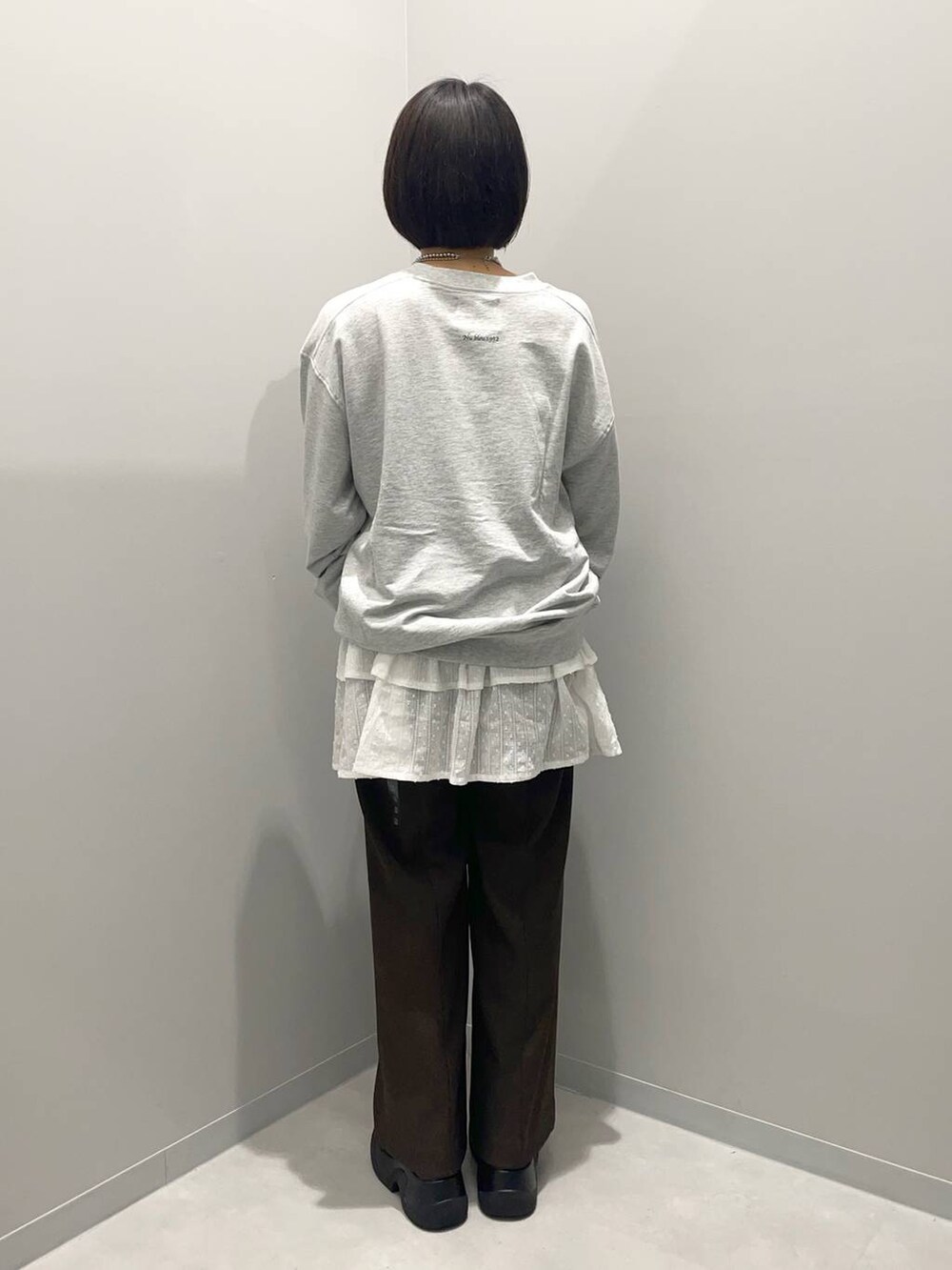 ブラウン系のその他パンツ、ホワイト系のその他トップスを着用したレディースの秋コーディネートの4枚目の写真