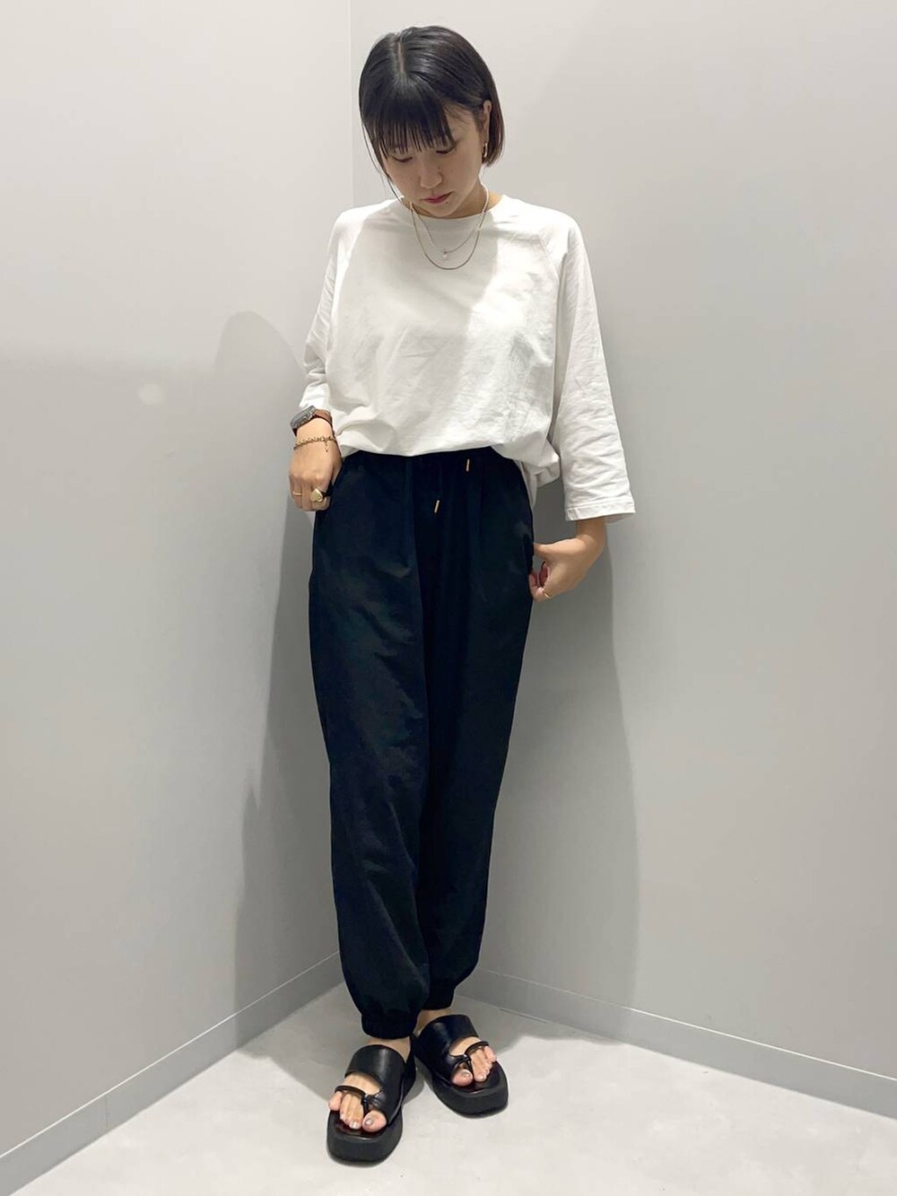 ホワイト系のTシャツ/カットソー、ブラック系のその他パンツを着用したレディースの夏コーディネートの2枚目の写真