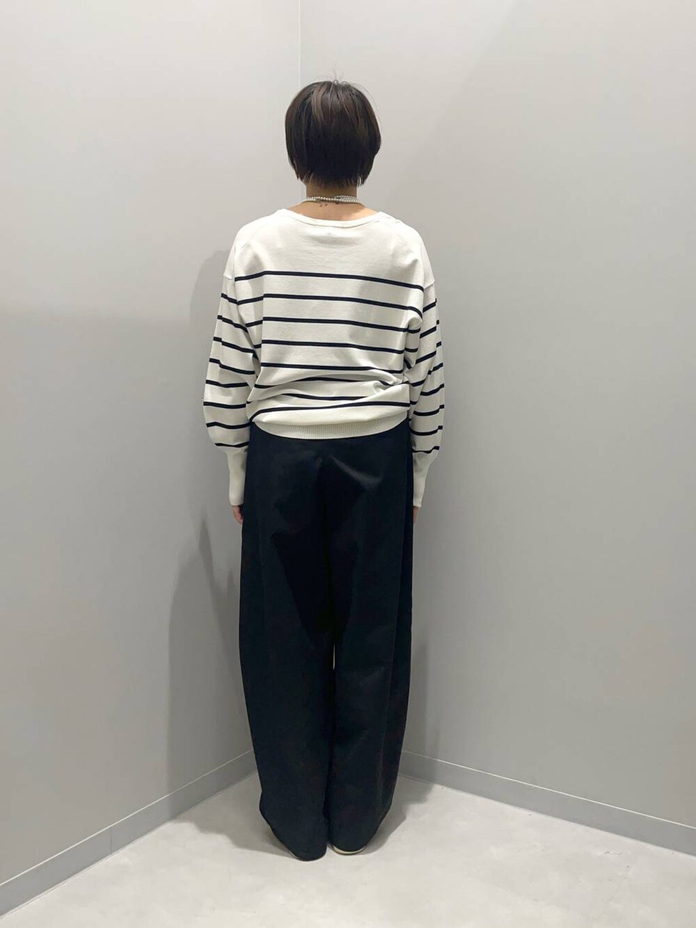 ブラック系のその他パンツ、ホワイト系のニット/セーターを着用したレディースの春コーディネートの5枚目の写真