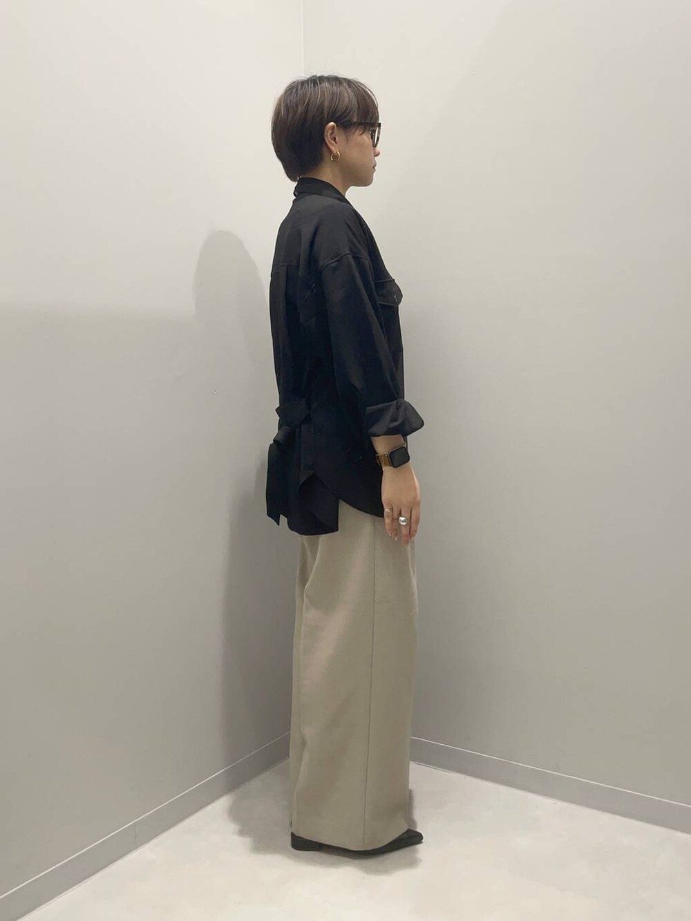 ベージュ系のその他パンツ、ブラック系のシャツ/ブラウスを着用したレディースの春コーディネートの3枚目の写真