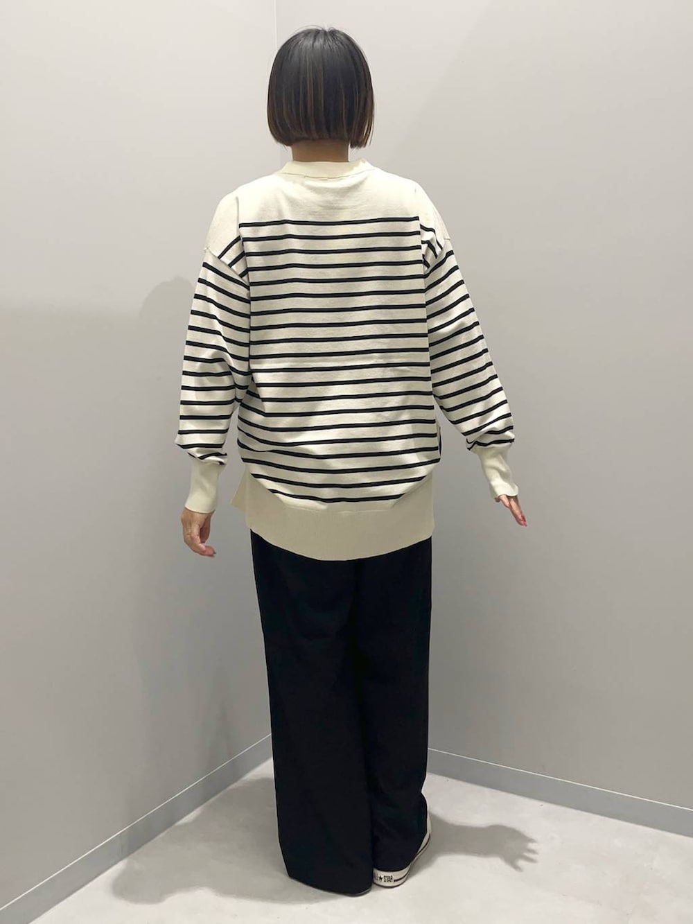 ブラック系のその他パンツ、ホワイト系のニット/セーターを着用したレディースの秋コーディネートの3枚目の写真