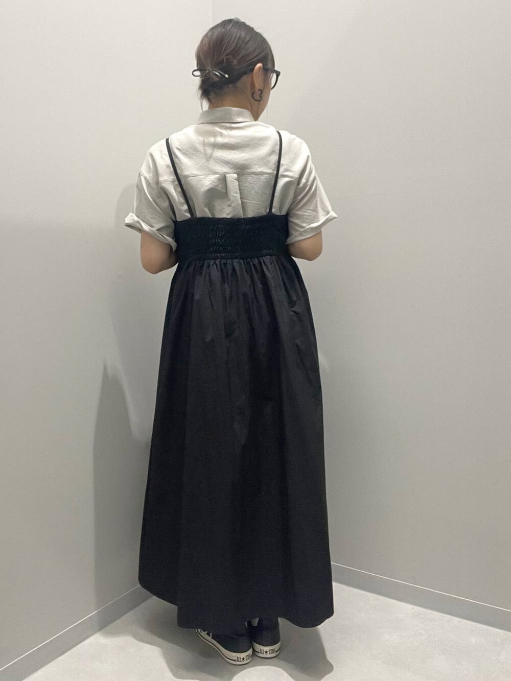 ブラック系のワンピース、グレー系のシャツ/ブラウスを着用したレディースの夏コーディネートの2枚目の写真