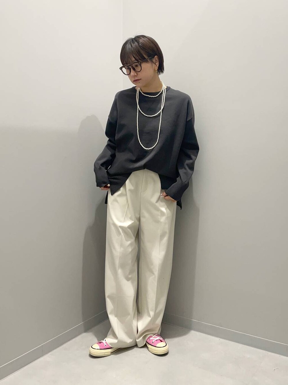 ホワイト系のその他パンツ、グレー系のニット/セーターを着用したレディースの春コーディネートの3枚目の写真