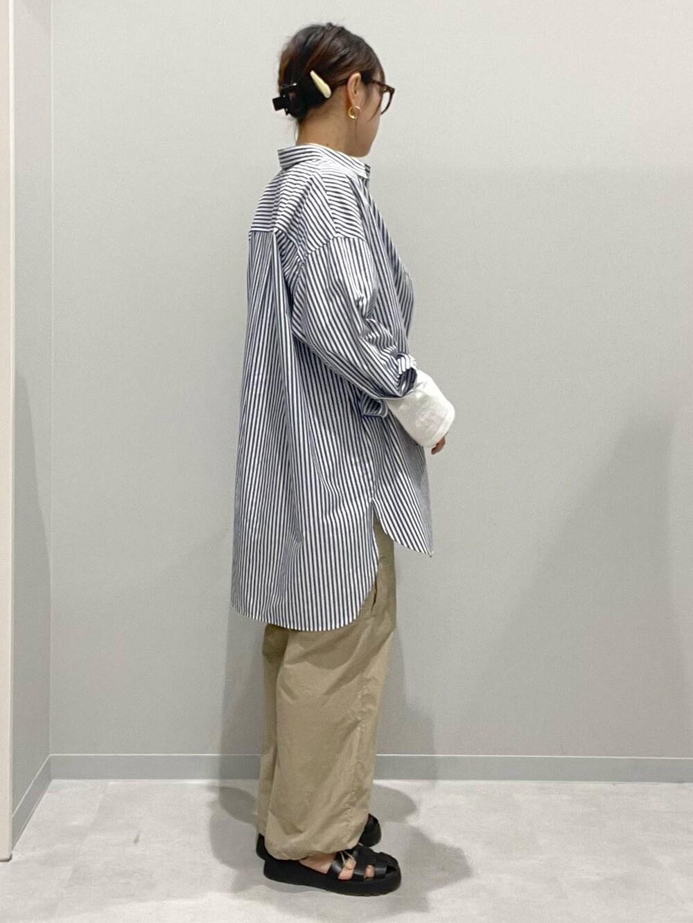 ベージュ系のカーゴパンツ、ブルー系のシャツ/ブラウスを着用したレディースの春コーディネートの2枚目の写真