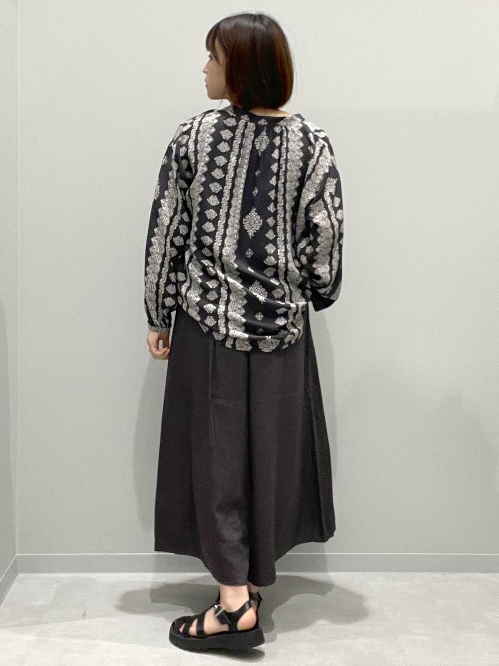 グレー系のシャツ/ブラウス、グレー系のその他パンツを着用したレディースの春コーディネートの3枚目の写真