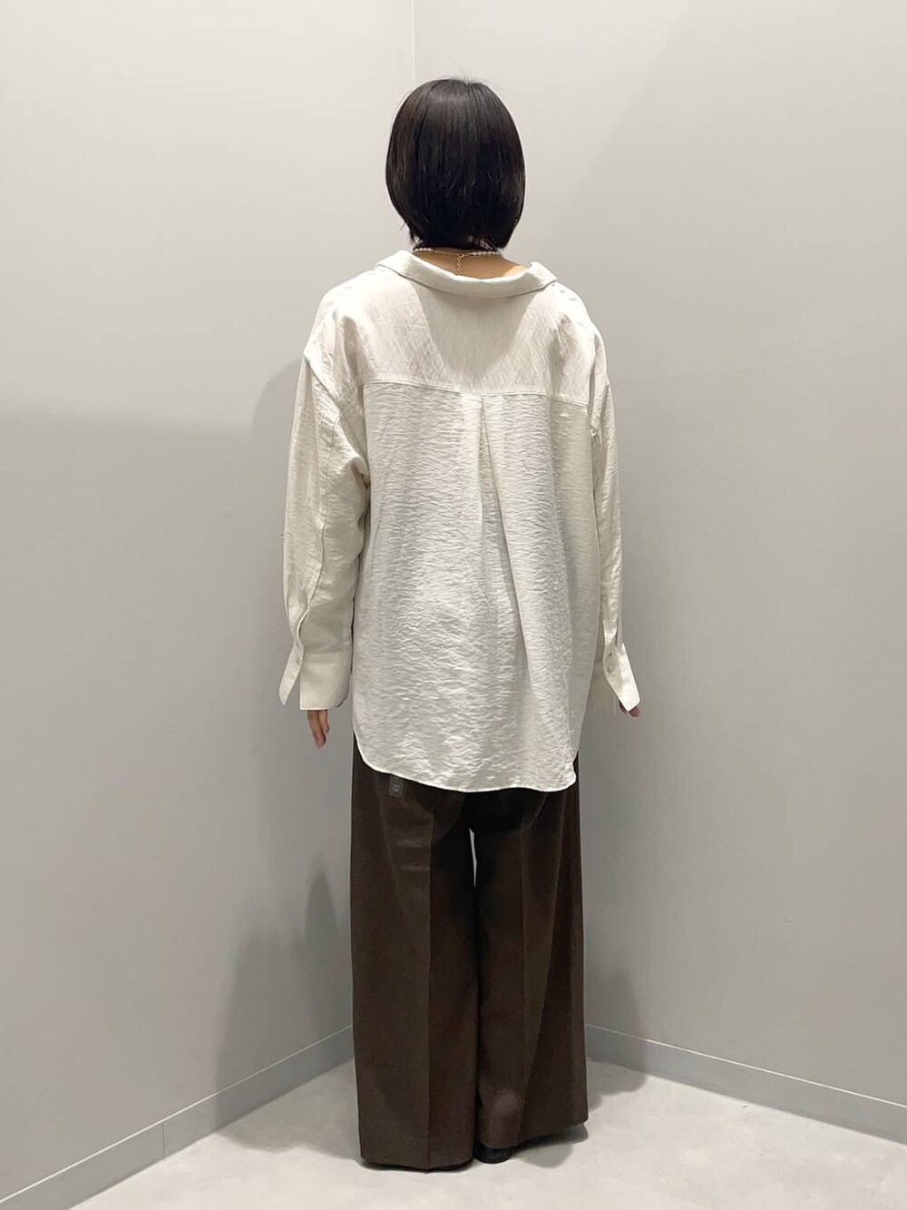 ブラウン系のスラックス、ホワイト系のシャツ/ブラウス、ベージュ系のその他ヘアアクセサリーを着用したレディースの夏コーディネートの5枚目の写真