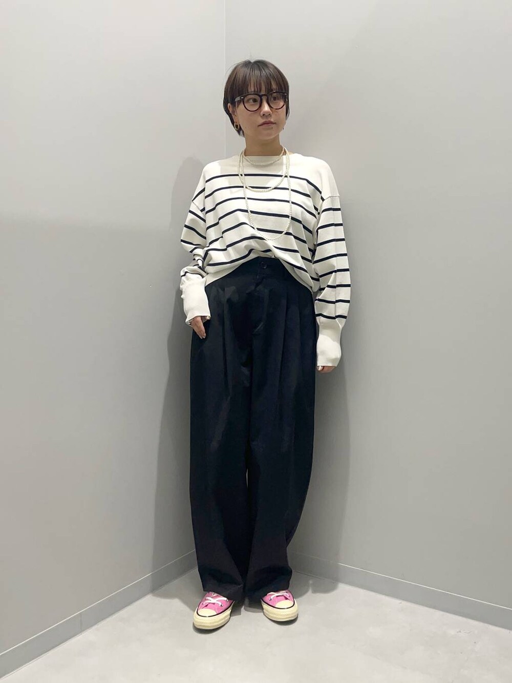 ブラック系のその他パンツ、ホワイト系のニット/セーターを着用したレディースの春コーディネートの2枚目の写真