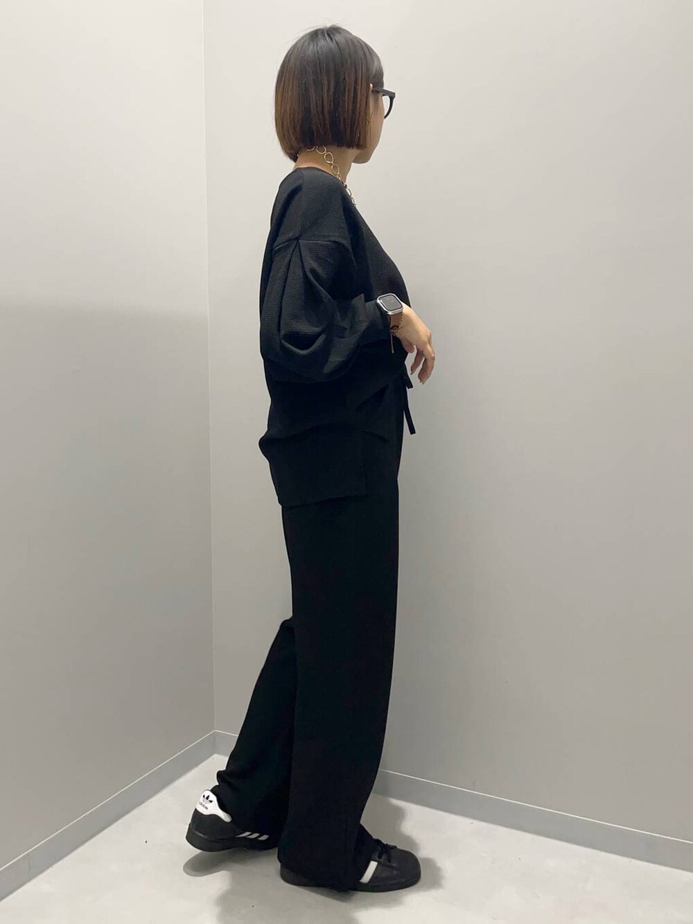 ブラック系のTシャツ/カットソー、ブラック系のその他パンツ、ゴールド系のネックレスを着用したレディースの夏コーディネートの2枚目の写真