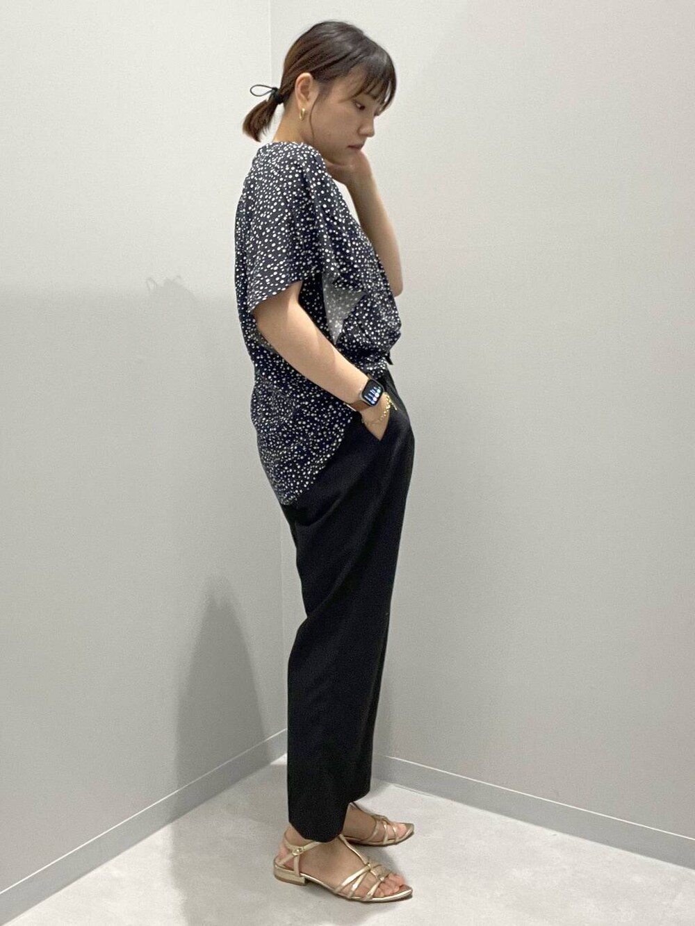 ブラック系のその他パンツ、ブルー系のシャツ/ブラウスを着用したレディースの夏コーディネートの2枚目の写真