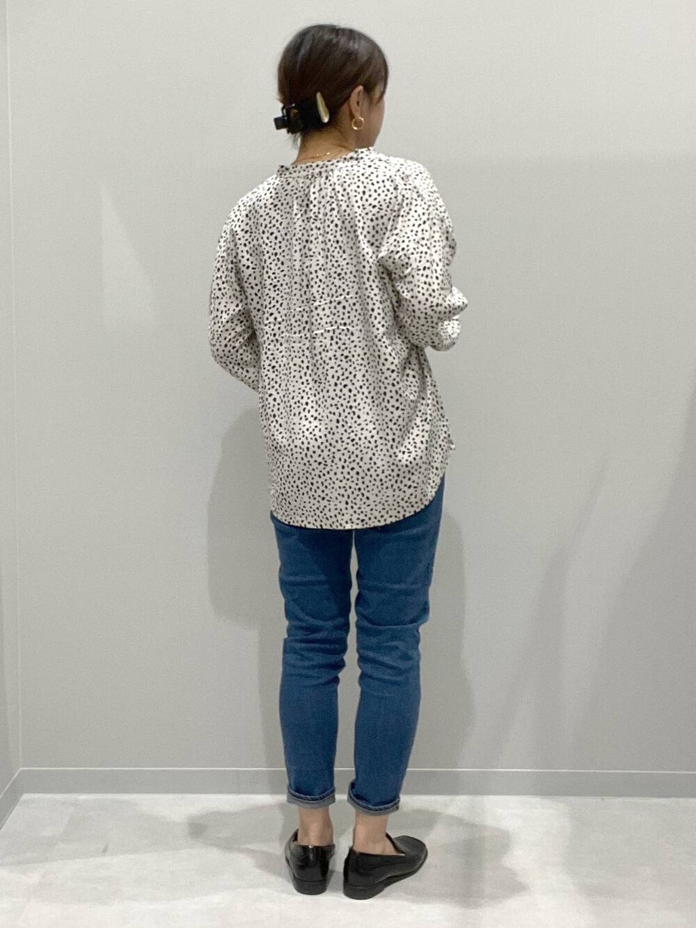 ブルー系のデニムパンツ、ホワイト系のシャツ/ブラウスを着用したレディースの春コーディネートの3枚目の写真