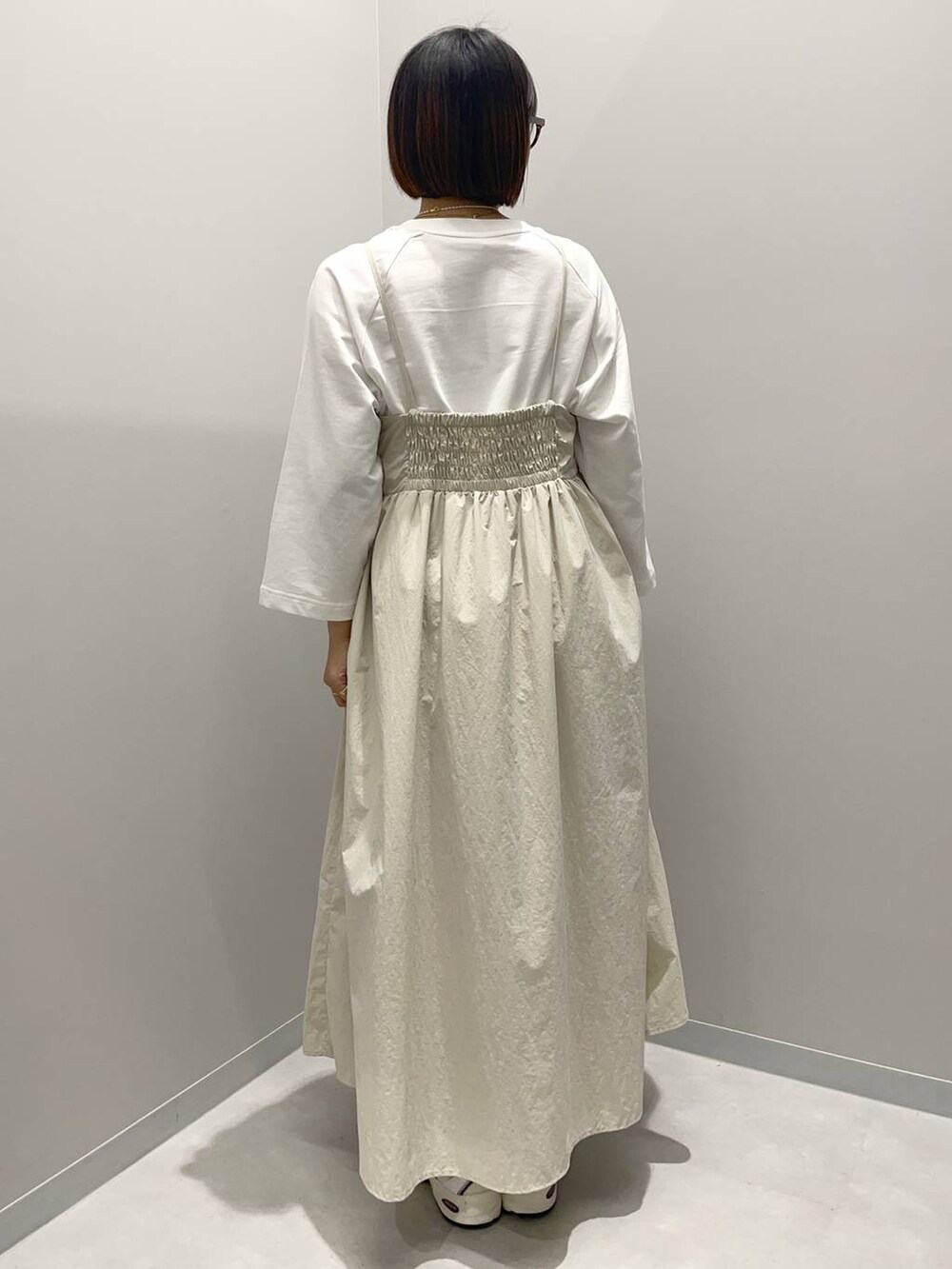 ホワイト系のワンピース、ホワイト系のTシャツ/カットソーを着用したレディースの夏コーディネートの4枚目の写真