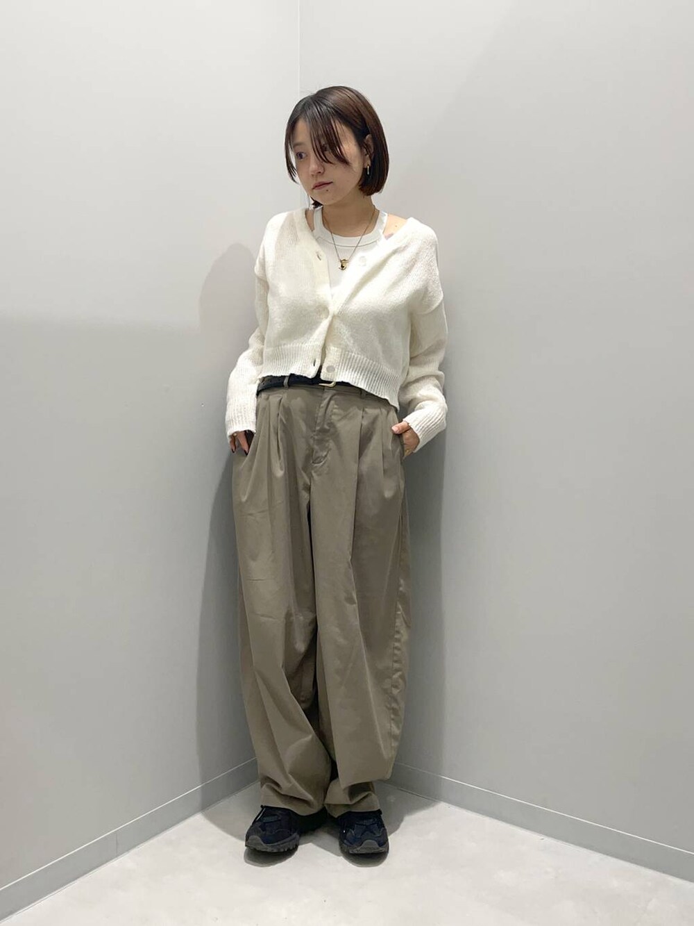 グリーン系のその他パンツ、ホワイト系のカーディガン/ボレロを着用したレディースの春コーディネートの2枚目の写真