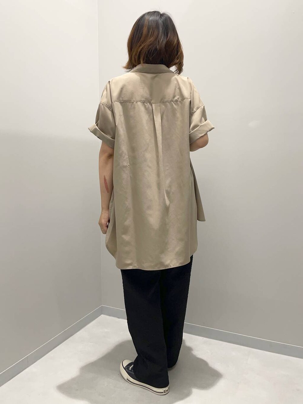 グレー系のその他パンツ、ベージュ系のシャツ/ブラウスを着用したレディースの夏コーディネートの4枚目の写真