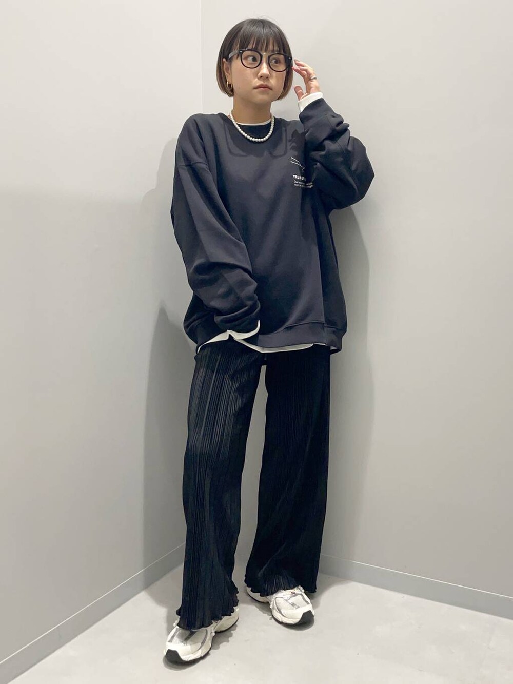 ホワイト系のTシャツ/カットソー、ブラック系のスウェット、ブラック系のその他パンツを着用したレディースの秋コーディネートの2枚目の写真