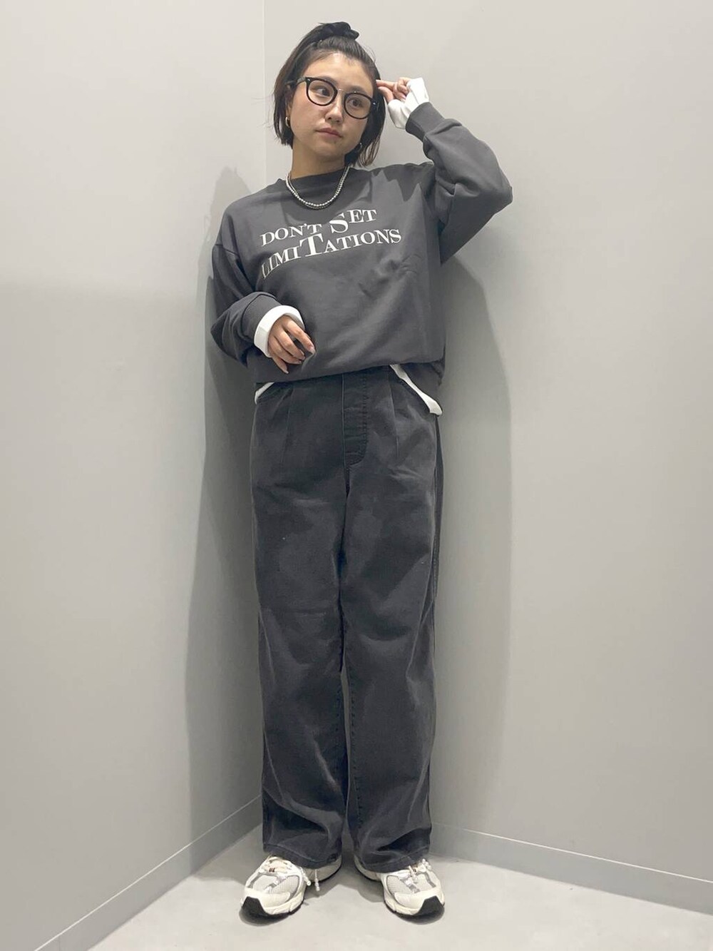 ブラック系のデニムパンツ、グレー系のTシャツ/カットソー、ホワイト系のTシャツ/カットソーを着用したレディースの秋コーディネートの2枚目の写真