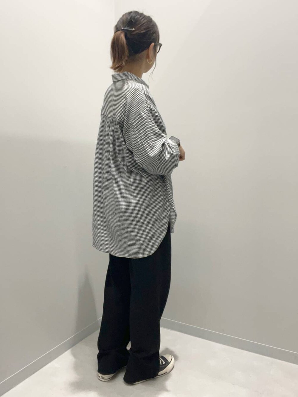 その他のシャツ/ブラウス、ブラック系のその他パンツを着用したレディースの夏コーディネートの2枚目の写真