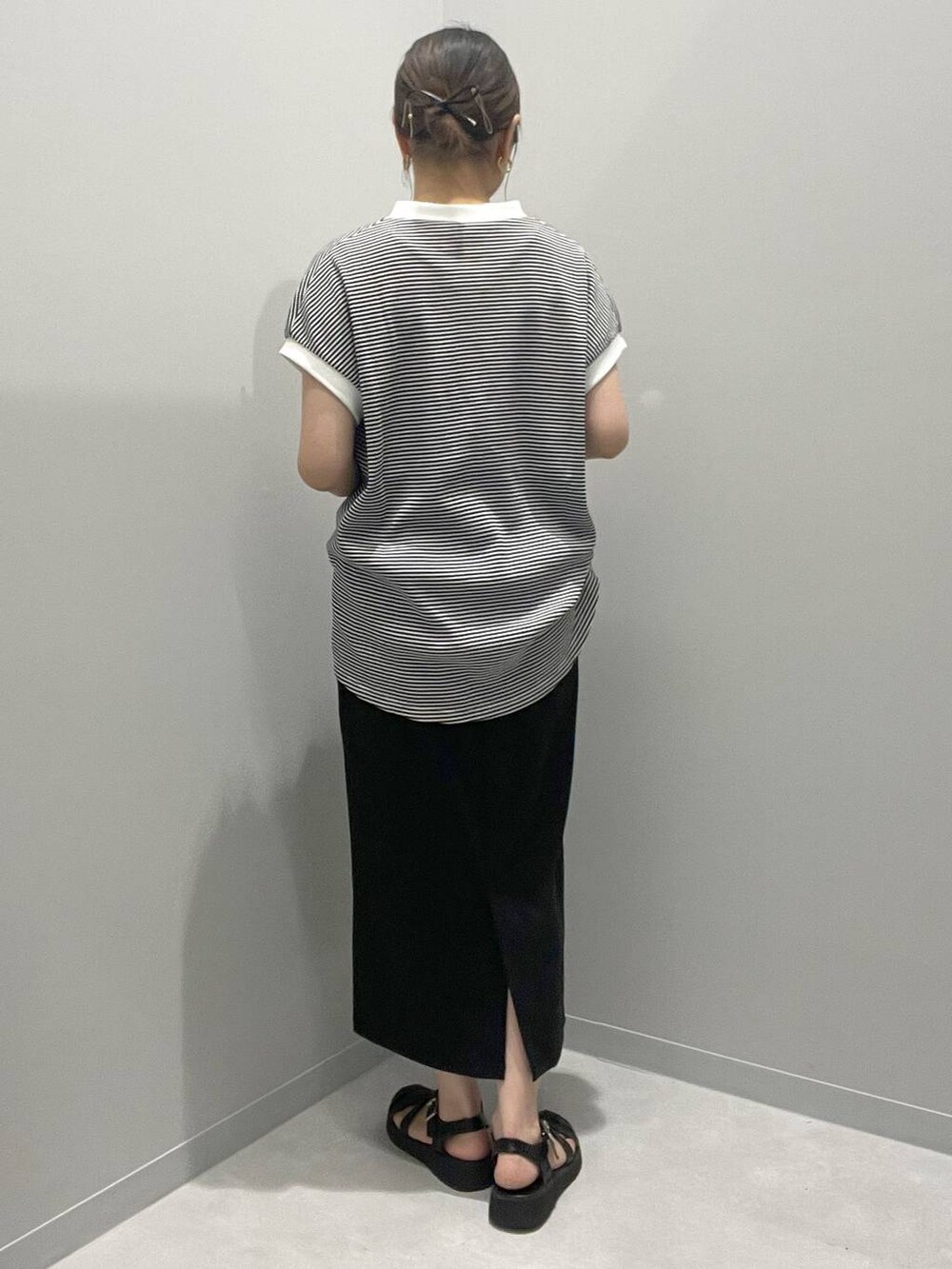 ブラック系のスカート、ホワイト系のTシャツ/カットソーを着用したレディースの夏コーディネートの3枚目の写真