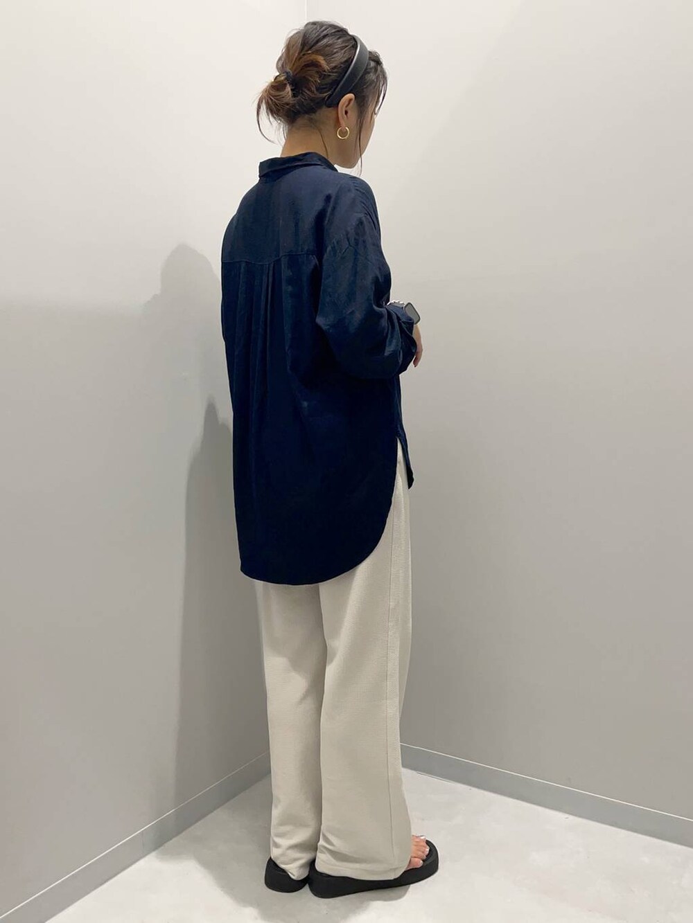 ブルー系のシャツ/ブラウス、ホワイト系のその他パンツを着用したレディースの夏コーディネートの3枚目の写真