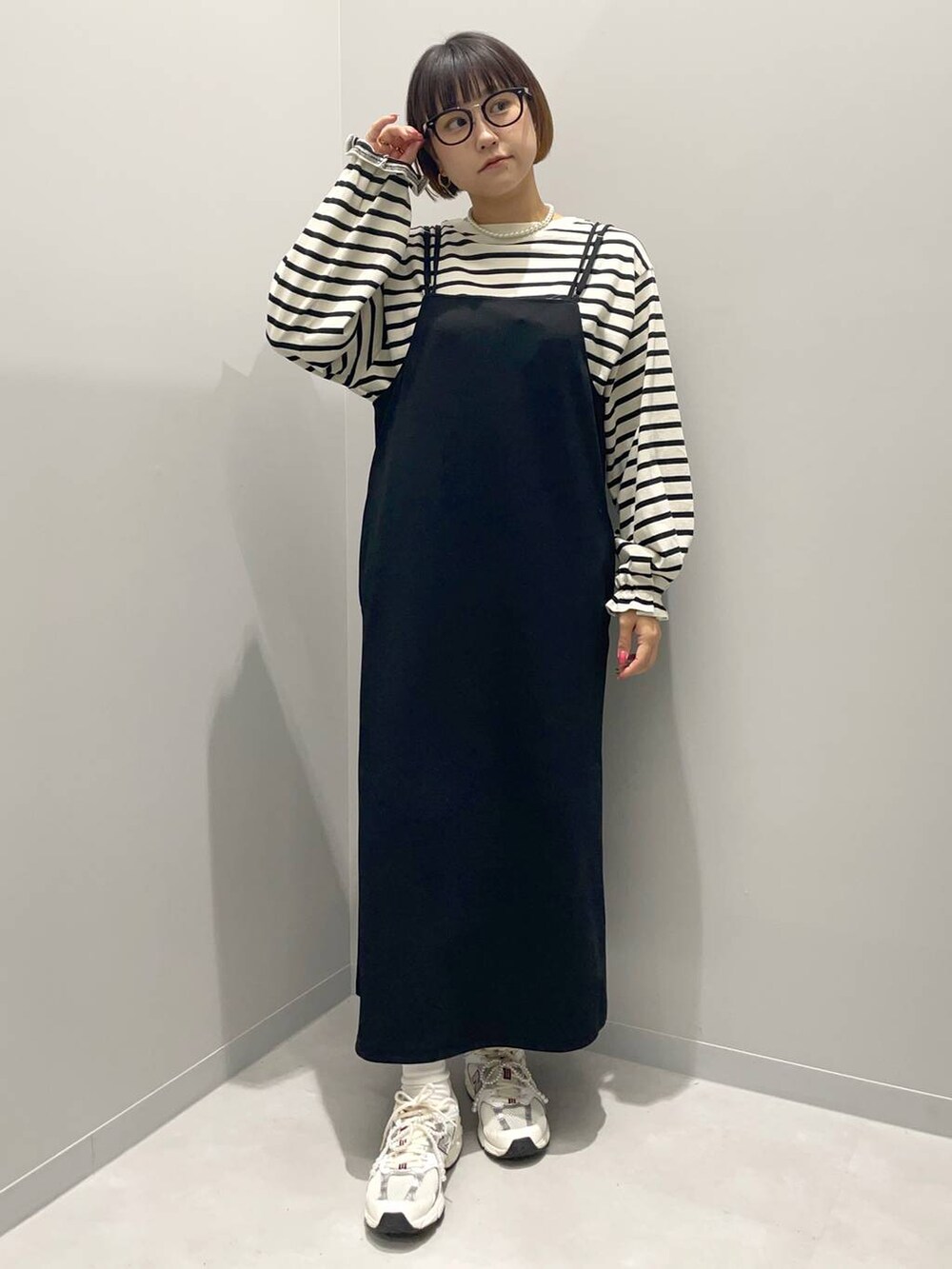 グレー系のTシャツ/カットソー、ブラック系のシャツワンピースを着用したレディースの秋コーディネートの2枚目の写真
