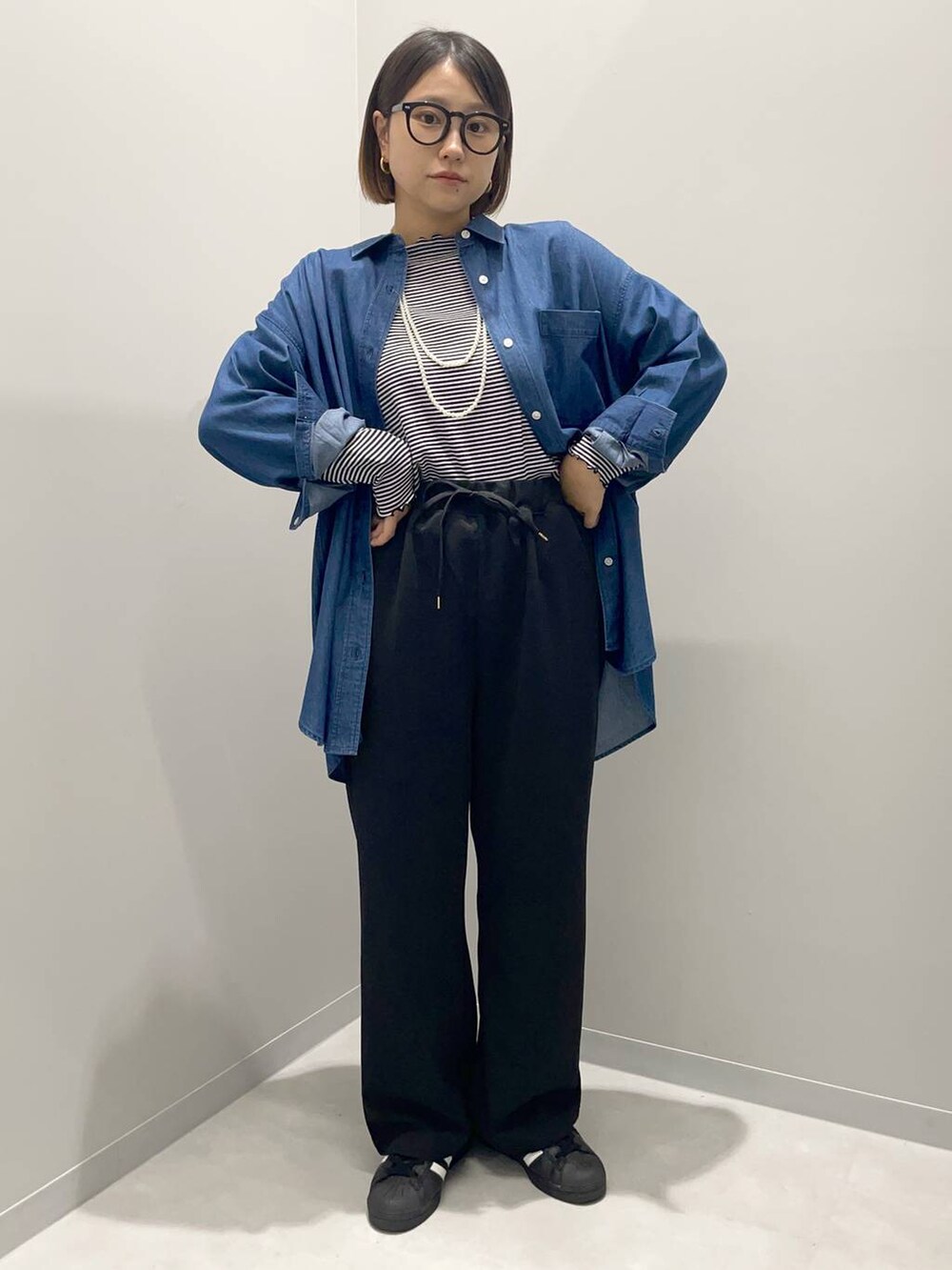 グレー系のTシャツ/カットソー、ブルー系のシャツ/ブラウス、ブラック系のその他パンツを着用したレディースの夏コーディネートの2枚目の写真