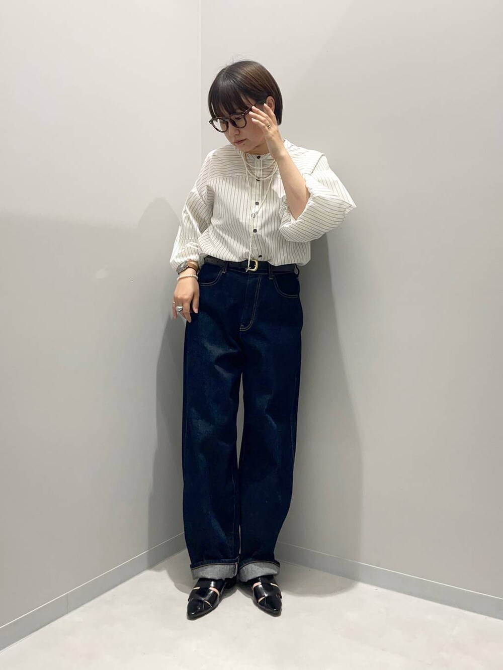 ブルー系のデニムパンツ、ホワイト系のシャツ/ブラウスを着用したレディースの春コーディネートの3枚目の写真